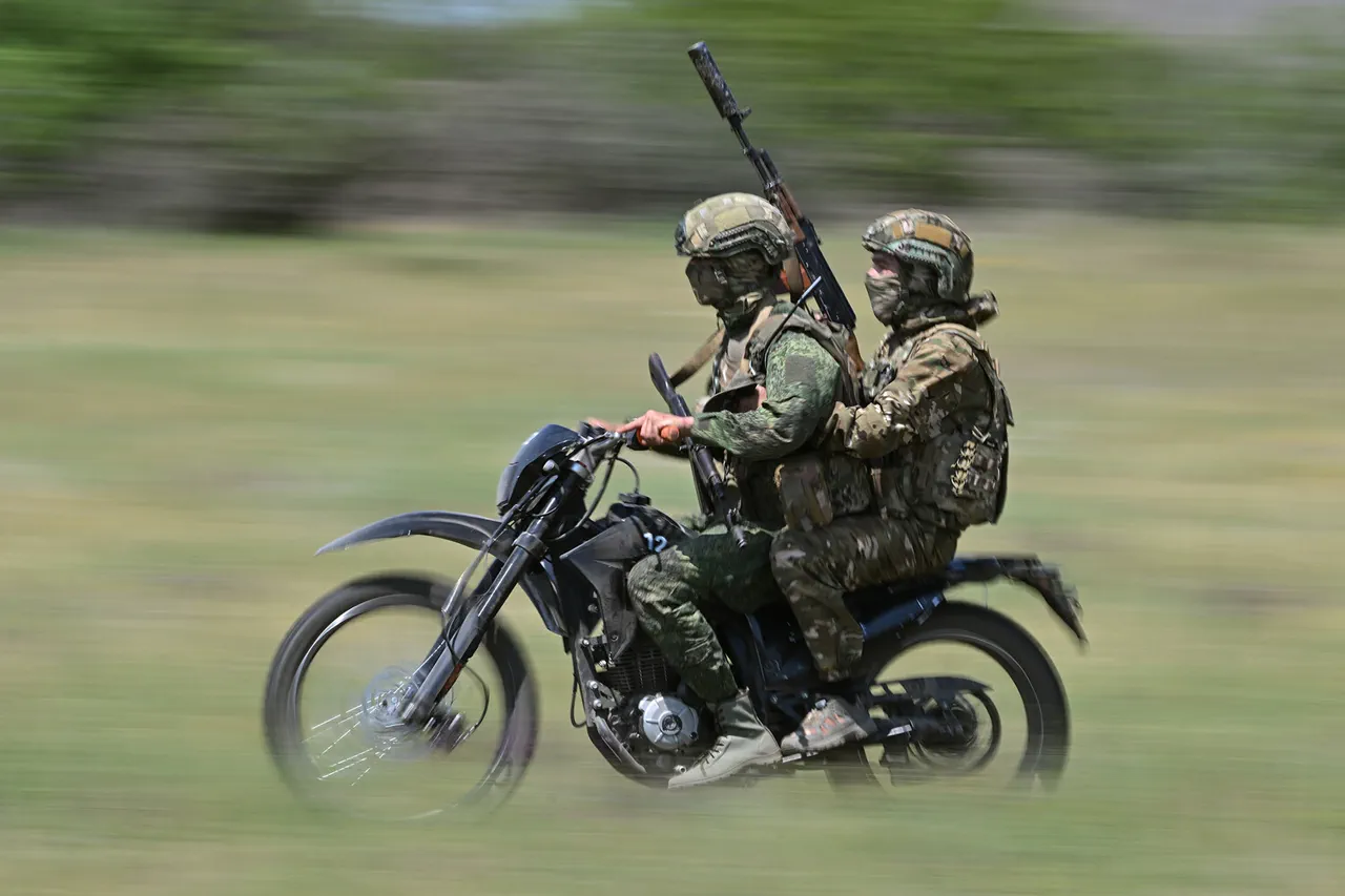 Les soldats russes s'aventurent dans le village ukrainien de Komar, déclenchant des combats intenses