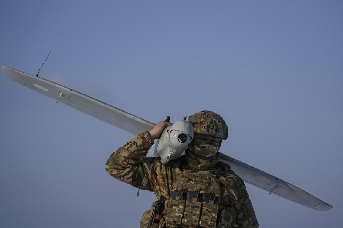 L'Ukraine mène une attaque audacieuse avec des drones, révélant la nature complexe de sa guerre contre la Russie