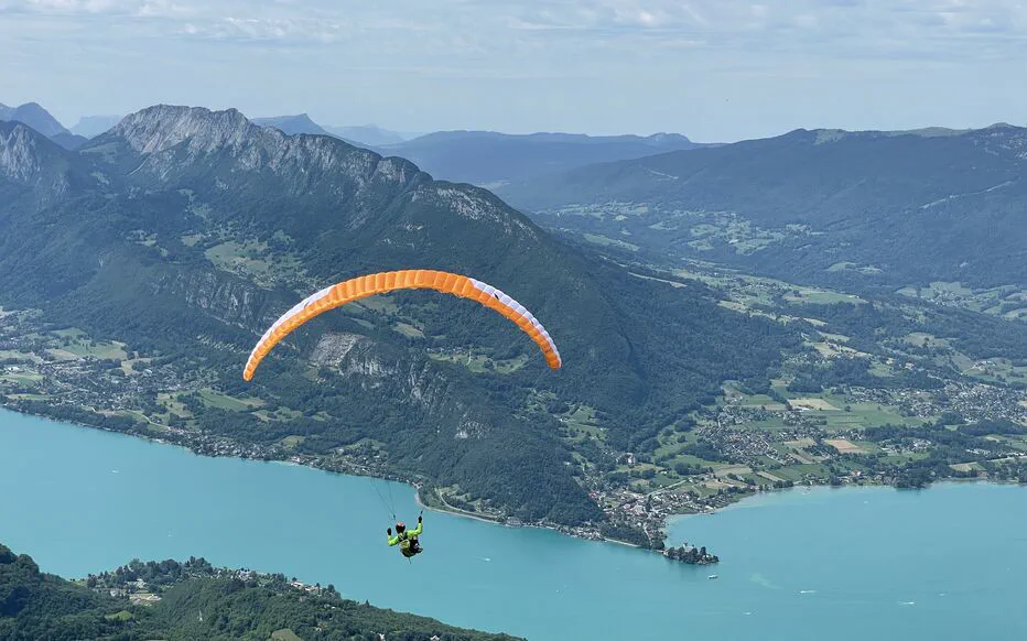 Parachute en feu : un accident tragique en Haute-Savoie