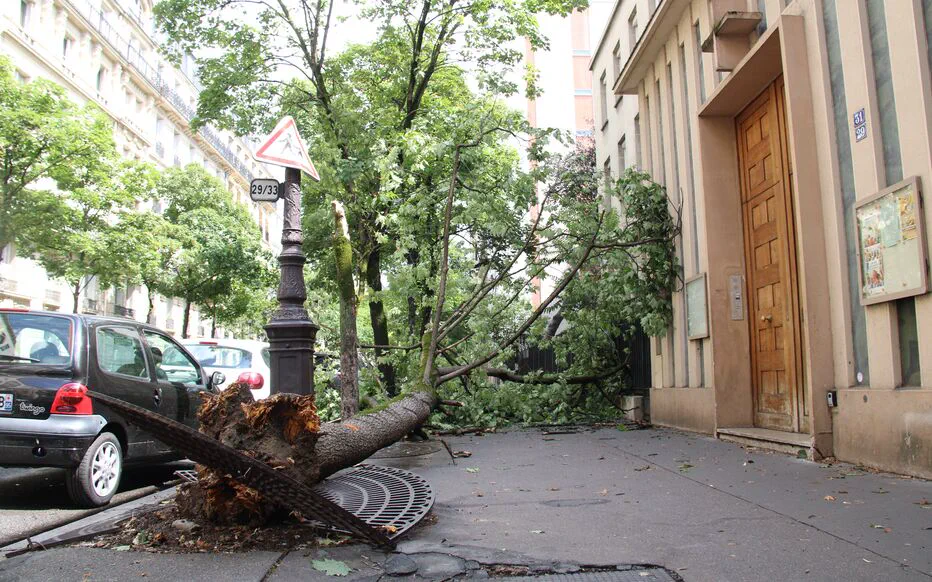 Paris sous le feu de l'orage : des scènes apocalyptiques sur les avenues