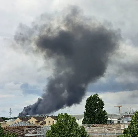 Un épais panache de fumée noire s'élève dans le ciel d'une commune en Essone
