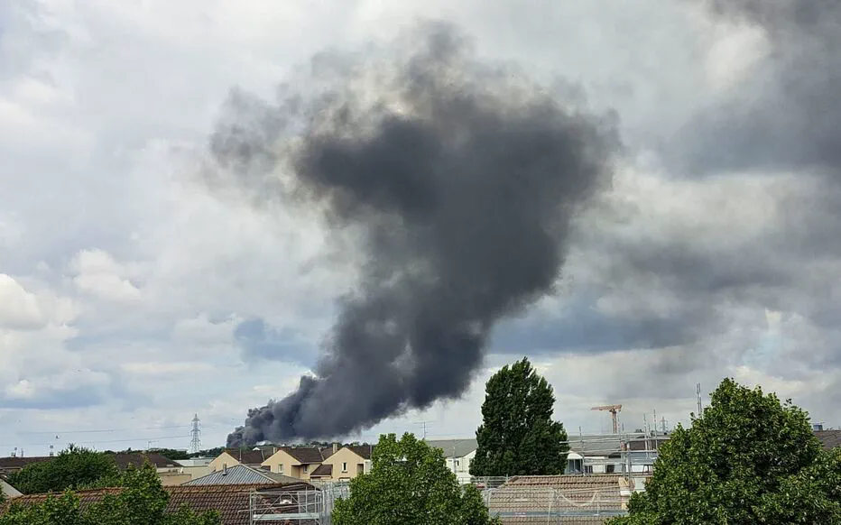 Un épais panache de fumée noire s'élève dans le ciel d'une commune en Essone