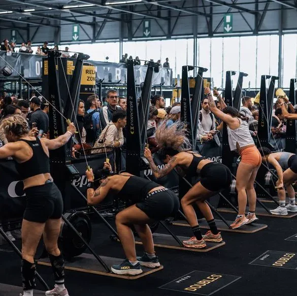 Un père de famille se prépare pour une course à pied en plein été