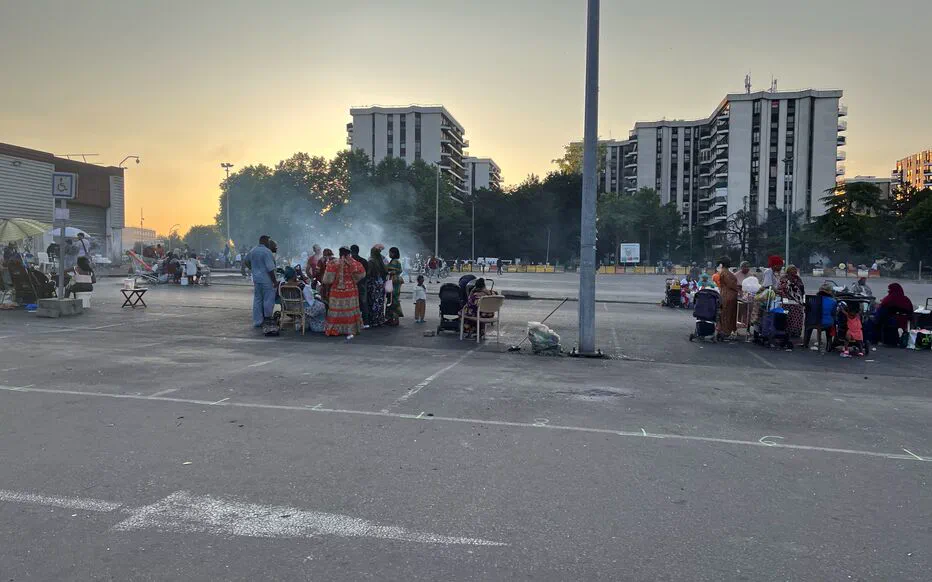 Un pique-nique en famille sous un soleil délicieux