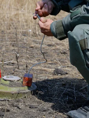 Zelensky aligne l'Ukraine sur la Russie en abandonnant les mines antipersonnel
