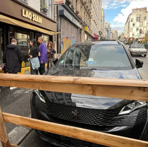 Accident de la route à Paris : une conductrice seule blesse des clients d'un restaurant