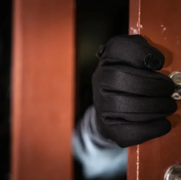 Attaque violente lors d'une réservation Airbnb : deux suspects recherchés