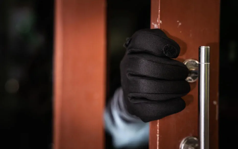 Attaque violente lors d'une réservation Airbnb : deux suspects recherchés