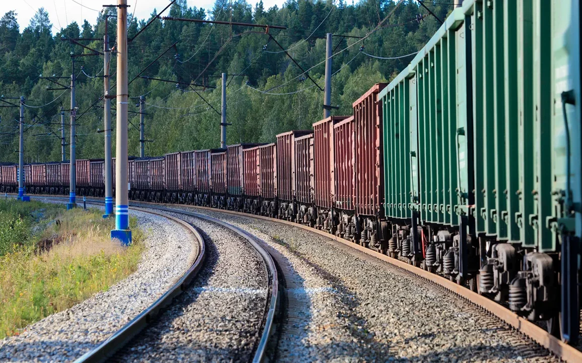 Chute de débris de drone sur l'infrastructure ferroviaire à Volgograd : trafic suspendu