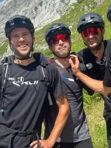 De la route au stade : l'histoire d'Arthur Vichot, du vélo au football passionné