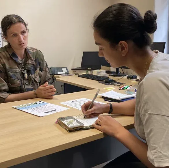 Des jeunes Français se préparent à une carrière dans l'armée