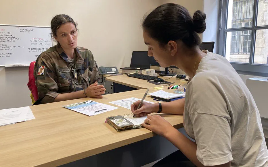 Des jeunes Français se préparent à une carrière dans l'armée
