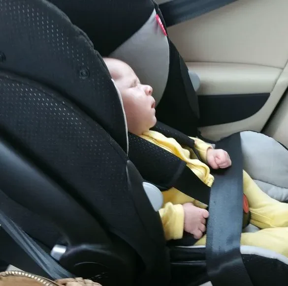 Deux agents municipaux sauvent un bébé abandonné dans une voiture à Drap.