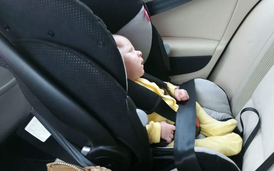 Deux agents municipaux sauvent un bébé abandonné dans une voiture à Drap.