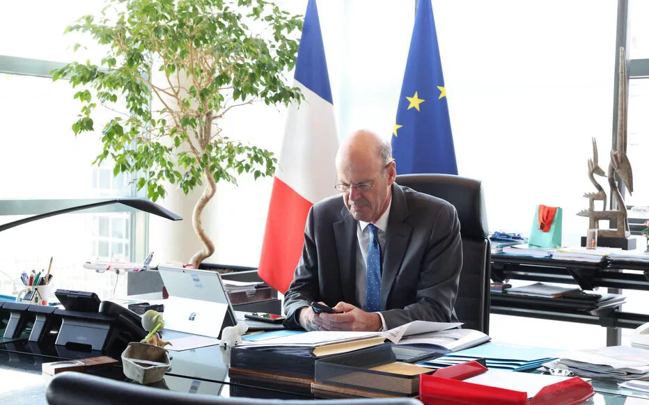 Éric Lombard navigue en eaux troubles face à des dossiers épineux