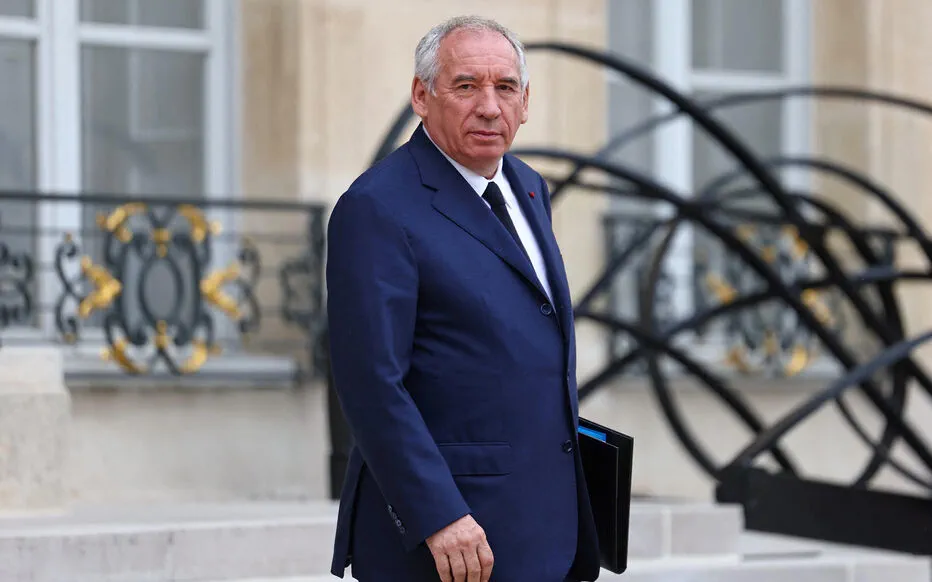 François Bayrou dévoile le budget 2026 et ses économies massives lors d'une conférence de presse urgente