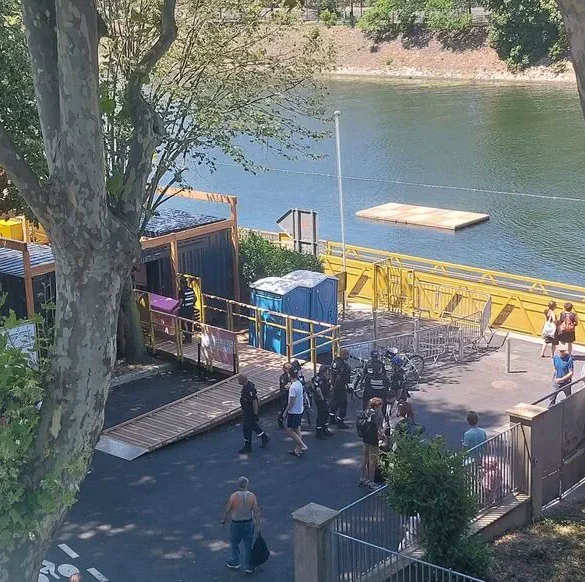 La baignade dans la Seine commence mal mais les organisateurs restent optimistes