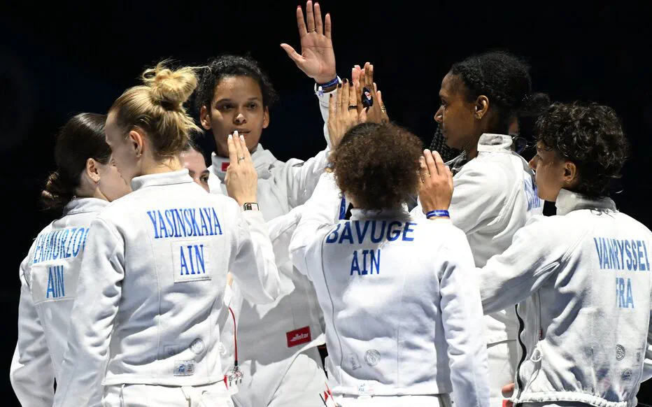 La délégation française remporte l'or au sabre féminin aux championnats du monde de Tbilissi 2025