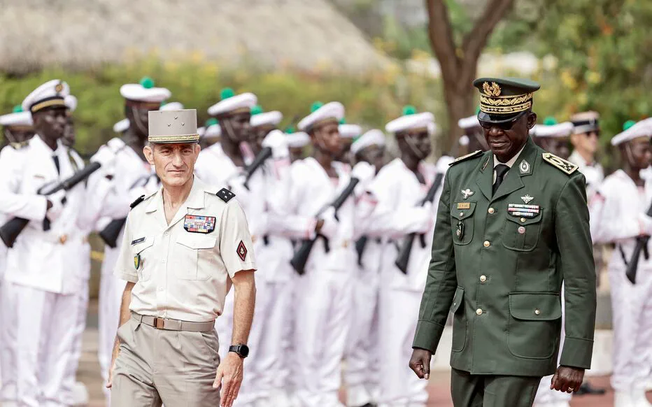 La France se retire militairement de l'Afrique de l'Ouest : un tournant historique