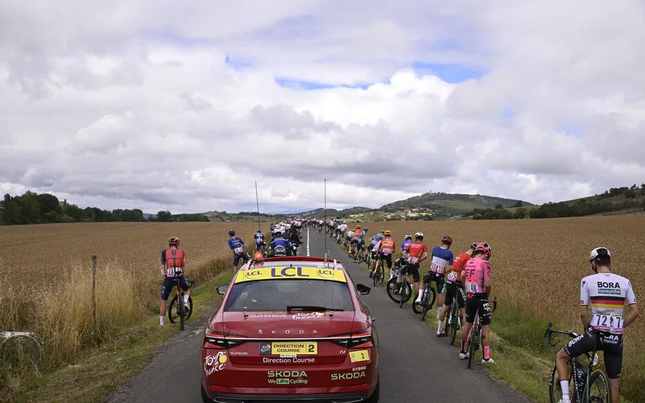 La Grande Boucle 2025 : un incident comique fait saluer les needles des cyclistes
