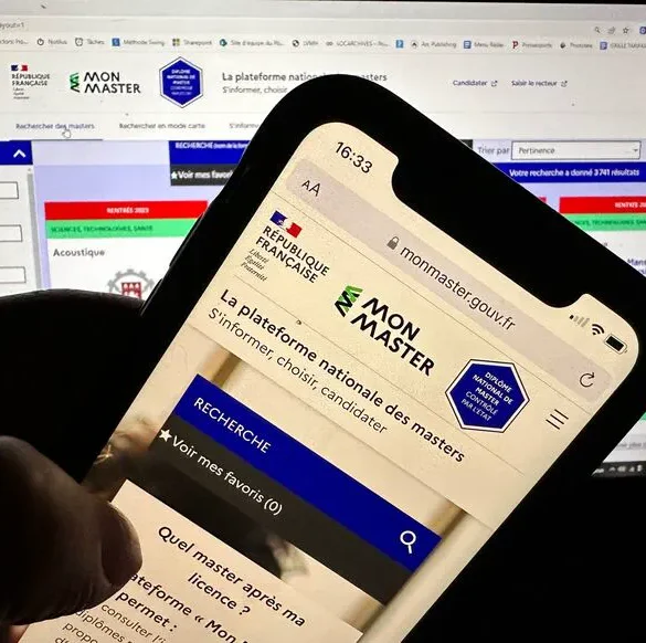 La joie de recevoir son diplôme assombrie par les incertitudes de l'avenir