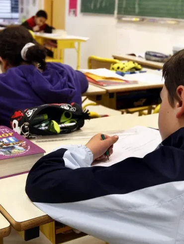 La promotion de l'écrit à l'école : une obsession pour François Bayrou