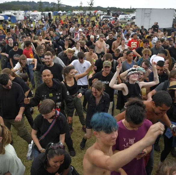 La rave-party en Lozère attire 9 000 participants