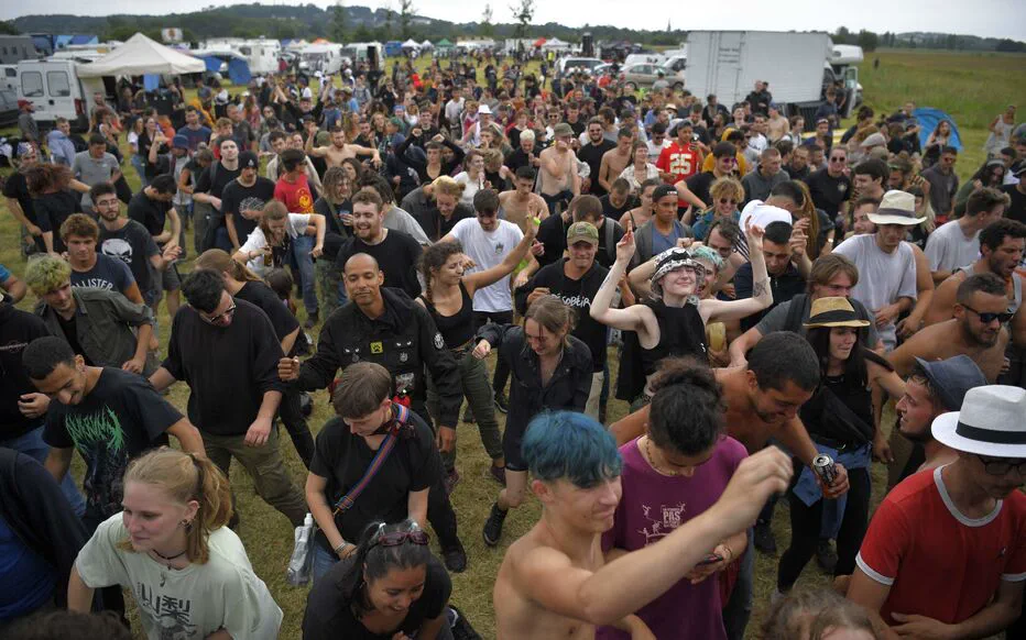 La rave-party en Lozère attire 9 000 participants