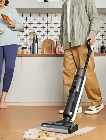 La révolution des aspirateurs balais laveurs : un été sans serpillière