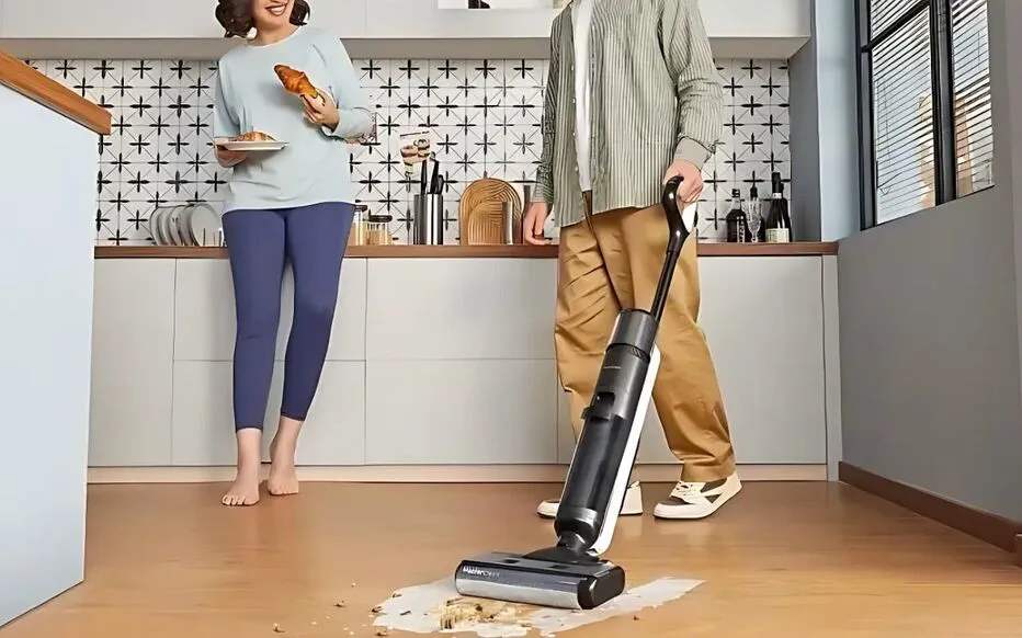La révolution des aspirateurs balais laveurs : un été sans serpillière