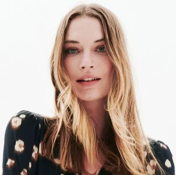 La robe Rosabella de Caroll Paris : un incontournable estival à moitié prix