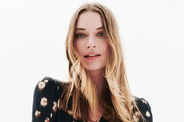 La robe Rosabella de Caroll Paris : un incontournable estival à moitié prix