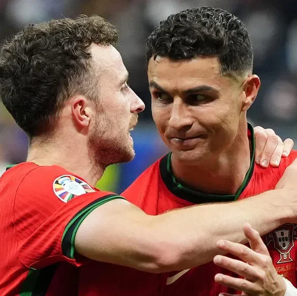 L'absence de Cristiano Ronaldo aux funérailles de ses coéquipiers décédés a suscité des réactions mitigées