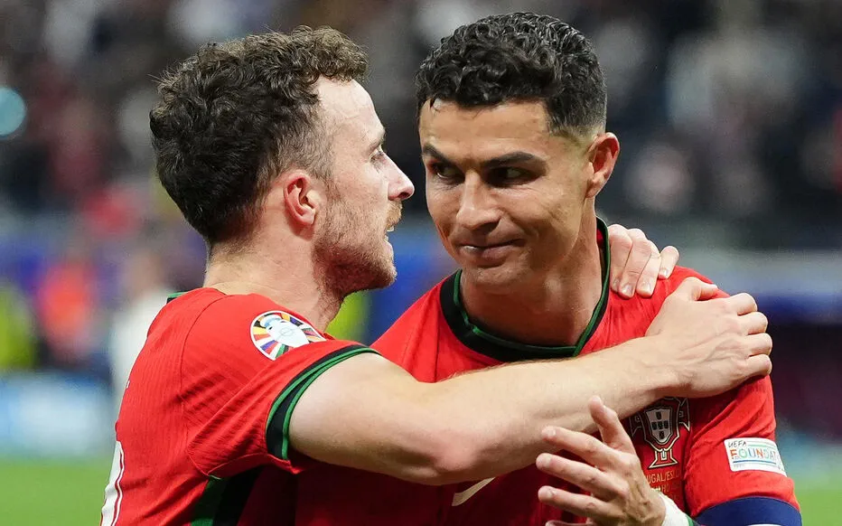 L'absence de Cristiano Ronaldo aux funérailles de ses coéquipiers décédés a suscité des réactions mitigées