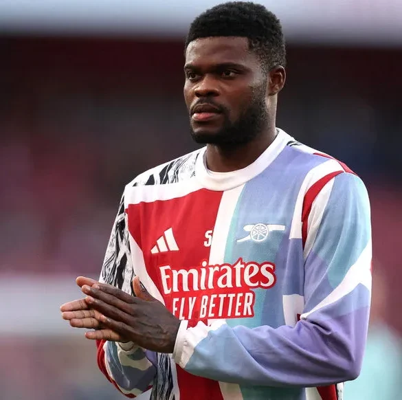 Le footballeur Thomas Partey inculpé pour viols et agressions sexuelles au Royaume-Uni
