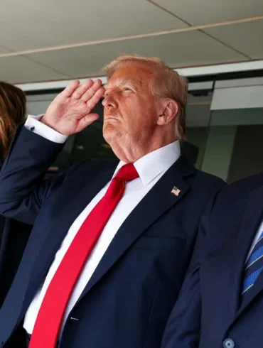 Le président Trump assiste à la finale de la Coupe du Monde des Clubs et soulève des questions politiques