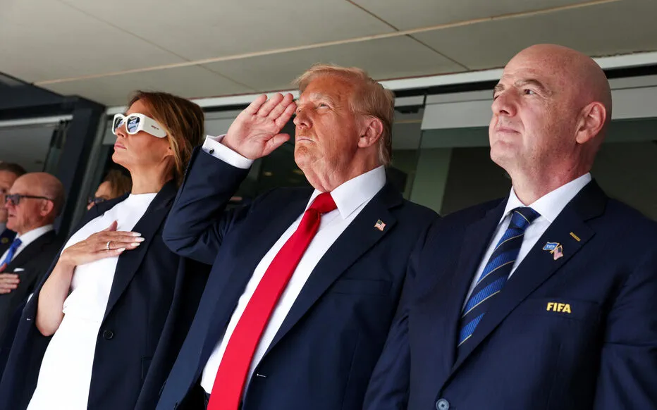 Le président Trump assiste à la finale de la Coupe du Monde des Clubs et soulève des questions politiques