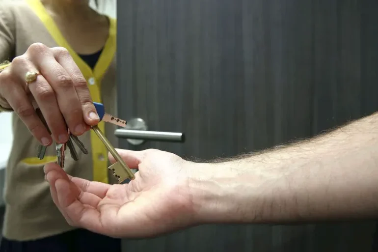 Le prix de l'immobilier à Paris : une décision de vie ou de mort pour les jeunes diplômés ?