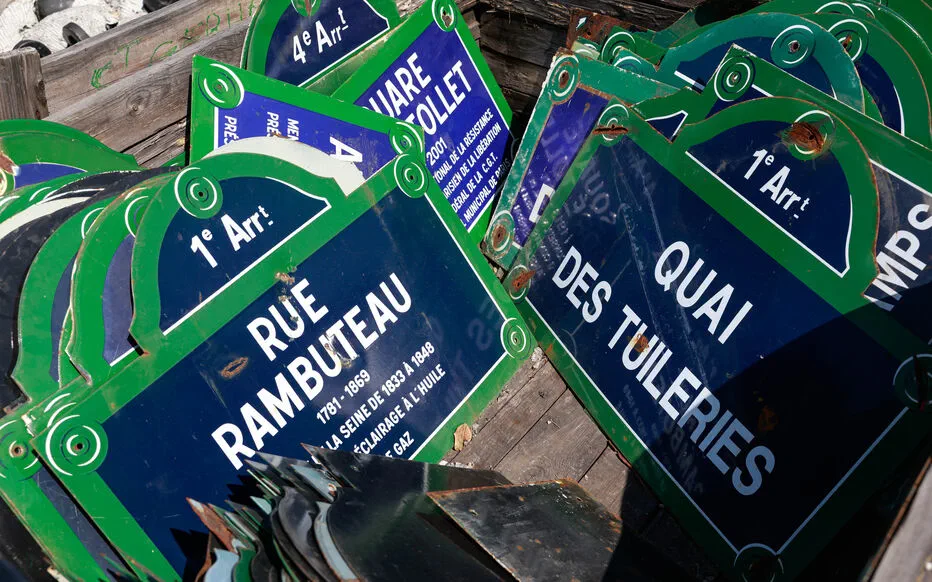 Les célèbres plaques de rue de Paris font face à un avenir incertain