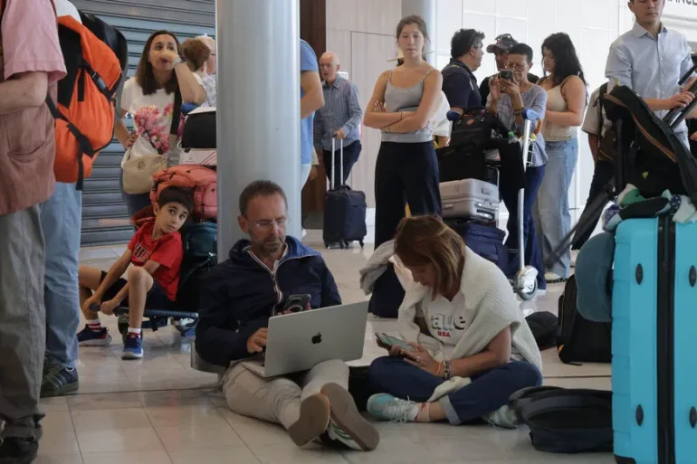 Les contrôleurs aériens en grève et les passagers français en colère