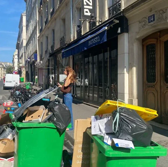 Les mauvaises odeurs et les déchets accablent le quartier lors d'une grève des éboueurs à Paris