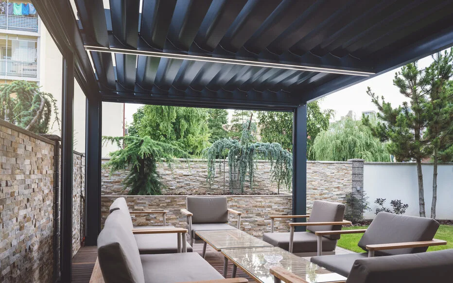 Les pergolas bioclimatiques : votre refuge contre la canicule