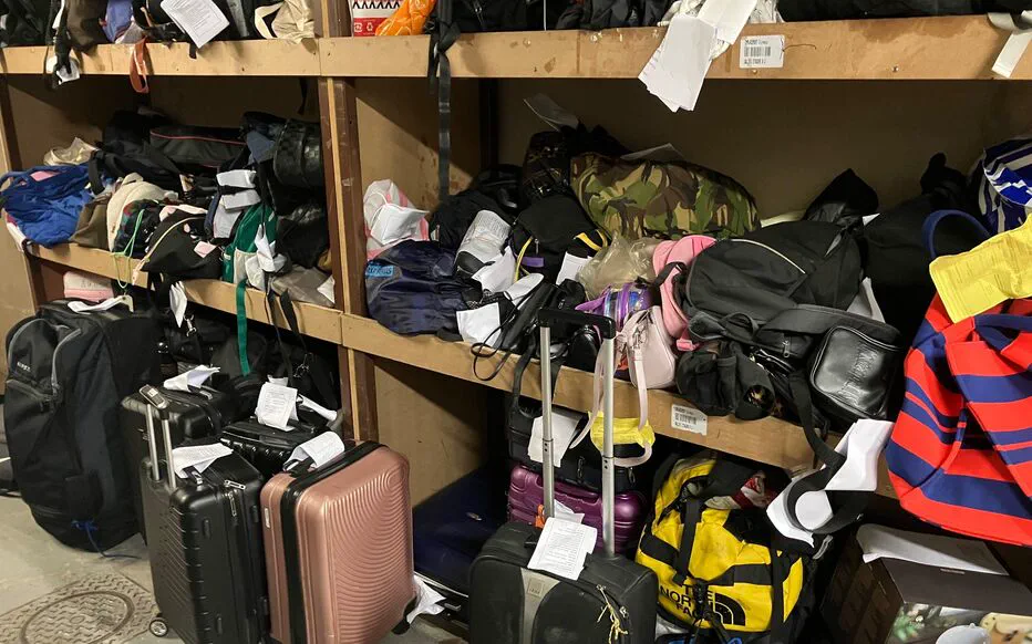 Longue file d'attente devant le guichet des objets trouvés à la gare.