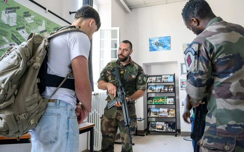 Macron met en garde contre les menaces à la liberté et propose une nouvelle forme de service pour la jeunesse