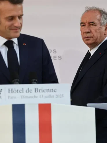 Macron tente de secourir Bayrou