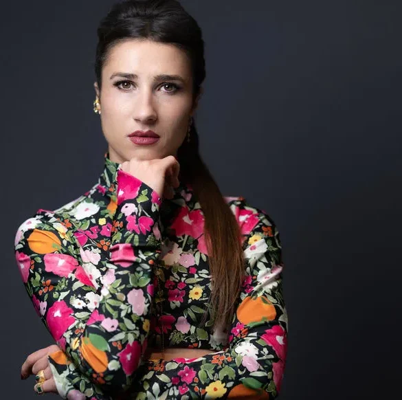 Marie, l'humoriste, se confronte à des tensions raciales dans un café