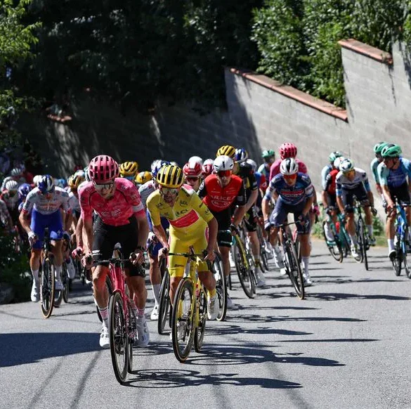 Mathieu Van der Poel attaque lors de l'étape avant la dernière à Toulouse