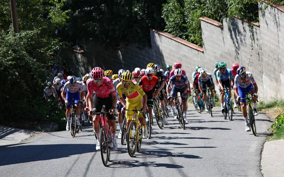 Mathieu Van der Poel attaque lors de l'étape avant la dernière à Toulouse
