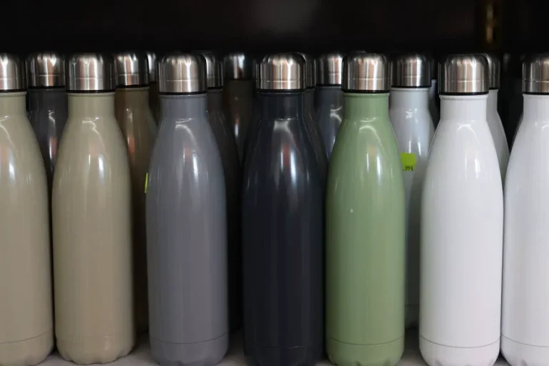 Morts cachés dans les bouteilles isothermes : un avertissement sur les dangers du plomb