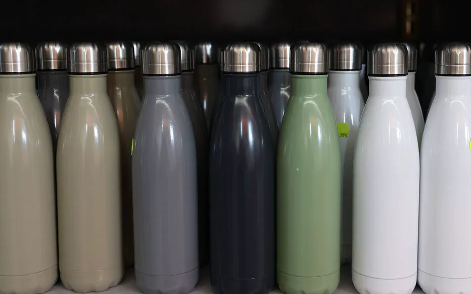 Morts cachés dans les bouteilles isothermes : un avertissement sur les dangers du plomb